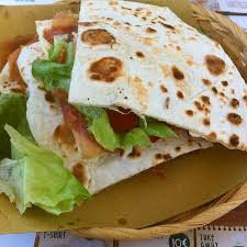 Tagliate il pomodoro a cubetti e la mozzarella a fettine. Piadina Con Prosciutto Mozzarella Pomodoro E Insalata Photo De Casina Del Bosco Rimini Tripadvisor