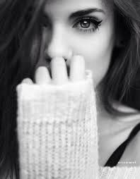 Black And White Winged Eyeliner Perfect Winged Liquid Eyeliner Cutelivegirls Com Selfie Poses Photography Poses White Photography