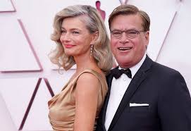 The supermodel explained that she decided to post the pic after a leisurely bath in her hotel room. Aaron Sorkin Walks Oscars Red Carpet With Paulina Porizkova New York Daily News