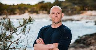 Johannes marinus jan van halst (born 20 april 1969) is a former dutch professional football player and current television show host and sports analyst for fox nl. Kvnpsvwevfd0bm