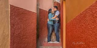 Este debe su nombre ya que sus paredes entre sí son muy estrellas, y las paredes y los balcones están a menos de un metro de distancia. Fotografias Del Callejon Del Beso En La Ciudad De Guanajuato