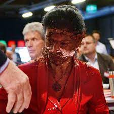 Die eigene parteistiftung fördert diejenigen, die auf solche wurfgeschosse setzen. Sahra Wagenknecht Torte Landet Im Gesicht Der Linken Politikerin Der Spiegel