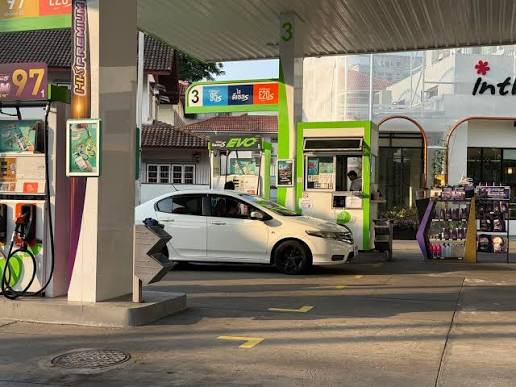 ⛽️ ราคาน้ำมันหน้าปั๊ม บางจาก-เชลล์-ปตท. ย่าน ถ.ลาดพร้าว กทม. เช้าวันนี้ (26  มี.ค. 69) หลังรัฐปรับขึ้นราคากลางดึกเมื่อคืนนี้ 6 บาทต่อลิตร ทั้งดีเซล  และเบนซิน