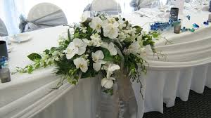 Inneneinrichterin nuria alia arrangiert blumen und pflanzen in unterschiedlichen vasen © pepe leal tischdekoration mit blumenkohl auf dem tisch von pepe leal. Schicke Und Gunstige Blumen Tischdeko Zu Ihrer Hochzeit
