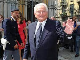 Gianluigi buffon dimentica per un attimo la sua nuova avventura al parma per esprimere tutto il suo sconforto per la scomparsa di boniperti. E Morto Boniperti L Ex Calciatore Della Juventus Aveva 92 Anni Corriere It