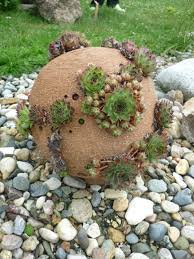 Keramik Gartendeko Mit Offnungen Fur Sukkulenten Gartendeko Keramik Offnungen Sukkulenten Garden Pottery Garden Art Garden Projects