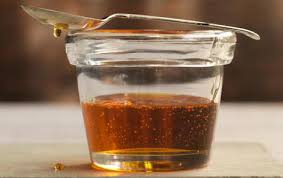 Se pun toate ingredientele la fiert la foc puternic timp de 10 minute amestecand cu o lingura de lemn si strangand spuma care se formeaza. Sirop Galben Golden Syrup
