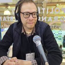 El abogado Oscar Borja, presenta “De comprador a propietario” » PoliRadio