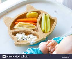 Gurke war nach reiswaffel das 2. Baby Essen Mit Handen Baby Essen Bio Bio Gemuse Mit Blw Methode Baby Led Weaning Glucklich Vegetarisch Kid Zu Mittag Gegessen Kleinkinder Essen Selbst Se Stockfotografie Alamy
