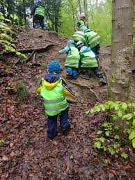 klettern und rutschen kinderkrippe witikon kinder waldkinderkrippe zurich zurich kita schweiz child waldkindergarten kinderbetreuung kindertagesstatte