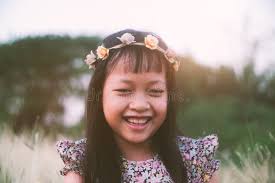 Corona De Flores De Meadow En El Jardín De Verano Fondo Natural Soleado.  Símbolo Floral De La Corona De Verano Día Del Solsticio D Imagen de archivo 