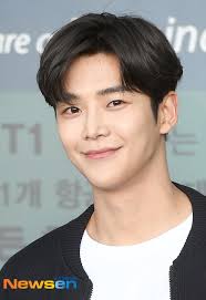 Hoping rowoon will accept the 'sunbae please don't put on that lipstick' role so we can see him more like this <3. Sf9 Rowoon S Handsome Visual Attracting All Eyes At The Airport Today Kpop Chingu