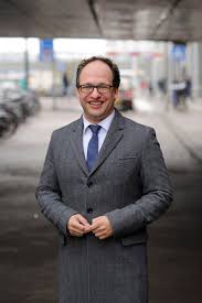Hij werkte zeven jaar op het ministerie van financiën, zijn laatste functie was hoofd begrotingsbeleid. Operatie Interview Wouter Koolmees De Balie