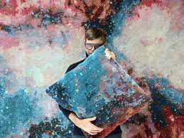 Jan kath arbeitet bereits seit 20 jahren im geschäft, hat zwei fast erwachsene söhne und produziert mittlerweile so viel teppiche, dass nicht nur die halbe familie mithelfen muss, sondern auch 20 menschen in der entwicklung und etwa 2000 knüpfer in den produktionsstätten in nepal, indien, thailand und marokko. Mit Teppich Kunst Zum Internationalen Erfolg Jan Kath Aus Bochum Nrw