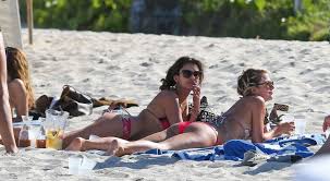 Julianne Hough and Nina Dobrev hanging out with Friends on the strand in  Miami - Nina Dobrev Foto (34372290) - Fanpop