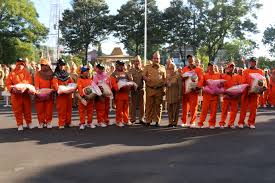 Melakukan tugas dan tanggung jawab bagian staff gudang / petugas gudang. Petugas Kebersihan Kota Blora Terima Tali Asih Website Pemerintah Kab Blora
