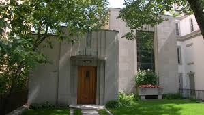 Erigee En 1930 Et 1931 La Maison Ernest Cormier Est L Un Des Batiments De Style Art Deco Les Plus Acheves Au Que Architecture Outdoor Decor Outdoor Structures