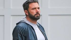 Η warner bros θα αποζημιώσει άντρα με 25 χιλ. Dyskoloi Kairoi Gia Yperhrwes O Mpen Aflek Epistrefei Se Klinikh Apoto3inwshs