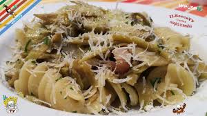 Hai sicuramente mangiato, nella tua vita, in qualche trattoria di cucina romana, o magari a casa tua e cucinati da te stesso, degli ottimi spaghetti, bucatini o rigatoni conditi con il sugo all'amatriciana.o, forse, ti hanno venduto per amatriciana della pasta condita con un pomodoro qualunque, un salume indefinito, peperoncino e parmigiano. 373 Fusilli Carciofi E Guanciale Fatti In Modo Artigianale Pasta Facile Con Carne E Verdure Youtube