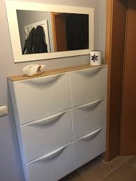 Ikea Thrones Losung Im Kleinen Flur Oder Windfang Ablage Aus Einer Fliese In Holzoptik Ikea Ikea Mobel Hacks Ikea Flur