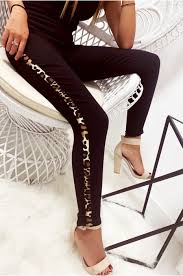 Effet un peu velours mais il n est pas en velour !! Pantalon Noir En Stretch Avec Bande Leopard Sur Les Cotes Et Poche A L Arriere