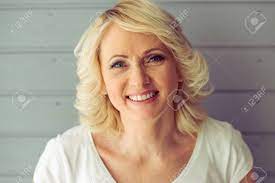 Femmes matures photos de belles femmes matures de 41 à 48 ans. Portrait De La Belle Femme Mure Regardant La Camera Et Souriant Sur Fond Gris Banque D Images Et Photos Libres De Droits Image 55358980