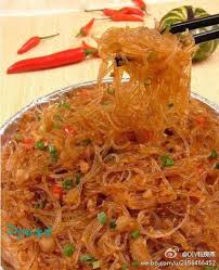 diy蚂蚁上树 食材粉丝100克 猪肉末75克 制作 1 用旺火把炒勺内的油烧到6 7成热 下入粉条 炸至发泡时捞出 2 葱 姜 蒜均切末 3 炒肉末 再把葱 姜 蒜 辣椒粉炒几下 随即把料酒 汤和酱油倒入 再下入粉条 待收干汁 加味精便成