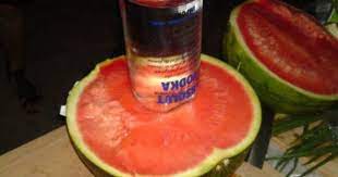 伏特加西瓜 vodka watermelon 西瓜與伏特加的創意吃法 在西瓜中間挖個洞 將伏特加整支灌入其中 待酒完全滲入西瓜中後 再將果肉挖出來吃據說非常好吃 watermelon fruit pretty good