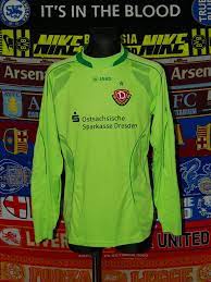 Dynamo dresden wear orange shirts with black shorts and orange socks for their home games. Dynamo Dresden Goalkeeper Football Shirt 2009 2010