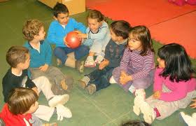 Existen un montón de juguetes tradicionales mexicanos, algunos son muy conocidos como la lotería, el trompo, el balero juegos tradicionales para niños que pueden ponerse en práctica en el patio del colegio. Historia De Los Juegos Tradicionales Todo Lo Que Desconoce