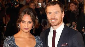 Vikander is a swedish actress, known for her role in the swedish tv drama. Alicia Vikander Michael Fassbender Wolbt Sich Da Ein Babybauch Unter Dem Pulli