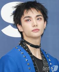 Pues no es literalmente algo de Nana pero este look de Hyunjin de Stray  kids me da Ren Honjo Vibes