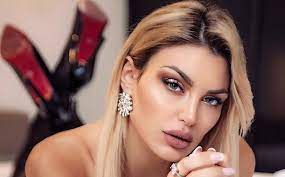 Ο πατέρας της ήταν τεχνικός υπηρεσιών του νοσοκομείου τρίπολης και η μητέρα της ιδιοκτήτρια καταστήματος ρούχων. H Farma H Ale3andra Panagiwtaroy Exei Hdh 3exwrisei Ton Strato Tzwrtzogloy Kai Ton Basilh Mantzoyranh Newsbeast