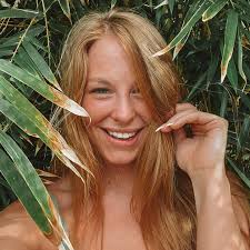 It's a new day! ☀️ We're back in Canada but Danny and I are only in  Vancouver for 1 night 🙈 Can anyone guess where we're going next?!