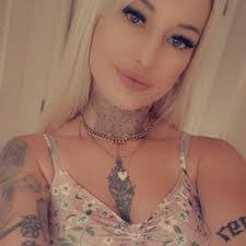 Ellie Dickinson's Instagram, Twitter & Facebook