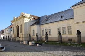 În sala unirii se mai află ziarele vremii, steaguri originale cu care delegațiile participante la unire au venit și planul de apărare al orașului alba iulia, realizat de către garda națională condusă de căpitanul florian medrea. Sala Unirii Din Alba Iulia Simbol Si Templu Al Romaniei Mari DacÄ Fiecare Roman Ar Trece Pe Aici Poate Am InÅ£elege Mai Bine NoÅ£iunea De Unitate Galerie Foto