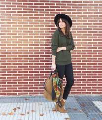 ¿cómo puedo combinar un pantalón rojo y vestir con estilo? 38 Ideas De Jersey Verde Ropa Moda Estilo Moda