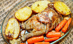 Un piatto succulento e strepitoso adatto a tutte le stagioni. Pollo Al Forno Con Patate E Carote All Aglio Ghiottamente