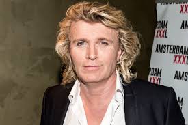 24/7 werkplek, boostprogramma, hulp bij bedrijfsactiviteiten en een netwerk dat je vooruit helpt! Zo Ziet De 22 Jaar Jongere Vriend Van Hans Klok Eruit Shownieuws
