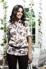 Dengan tema black ethnic modern, pakaian ini dijual dengan atasan dengan kain halus rasa premium ini memiliki corak bunga warna warni yang pas untuk anda para wanita yang memiliki sifat selalu gembira. 45 Model Baju Kemeja Wanita Motif Bunga Terbaru 2021 Keren