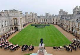 Se encuentra a una hora de viaje del centro del londres, es fácil llegar allí, puesto que hay autobuses que traen directamente a windsor desde la estación victoria. Asi Es El Castillo De Windsor El Refugio De Isabel Ii Durante Su Retirada Temporal De La Vida Publica