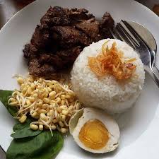 Dengan isian daging sapi yang lembut, rawon menjadi makanan favorit masyarakat jawa timur. Nasi Rawon Panggang Daging Sapi Tenderloin Bumbu Rawon Telur Asin Taoge Kemangi Bild Von Toko You Bandung Tripadvisor