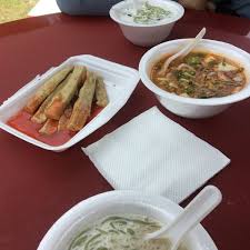 Ginseng dengan sarang burung walet, pisang dan sup daging. Laksa Ipoh Padang Polo