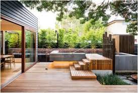 Pool Deck Aus Holz Oder Wpc Tipps Und Gestaltungsmoglichkeiten Dekoration Ideen Moderner Hinterhof Terassenentwurf Hintergarten