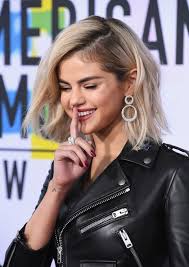 Selena gomez goes blonde!selena gomez is most likely playing around with a wig but in the rare case that she really did just go full billie eilish on us and. Selena Gomez Wore A Wig Before The Amas Red Carpet