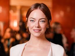 Lady Amelia lleva el sharp bob que alarga el cuello y ¿lanza Amelia Wine?