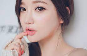 Dan vice versa jika di suatu negara langka orang yang berkulit putih, maka orang di negara tersebut akan melakukan berbagai cara supaya kulitnya terlihat putih , seperti. 10 Rahasia Dan Terbukti Dapat Membuat Kulit Putih Ala Wanita Korea Selatan Info Menarik