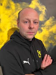 🟡⚫ Herzlich willkommen in Zöbern! ⚫🟡 Der SIVAG SC Zöbern freut sich,  Stefan Motsch als neuen Trainer der Kampfmannschaft begrüßen zu dürfen! 💪⚽  Gemeinsam wollen wir anpacken, kämpfen und wieder Spiele gewinnen!