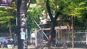 Ledakan bom bunuh diri terjadi di pintu gerbang gereja katedral, makassar, sulawesi selatan pada minggu (28/3) pagi. Zgkvisthkuo1im