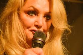 Er ist der frontmann der finnischen rockband sunrise avenue. Amy Macdonald Kerstinvonderlahr